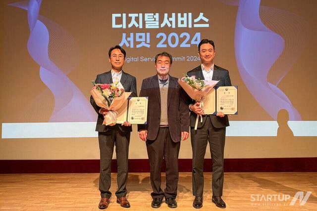 (주)모두싸인(대표 이영준)이 ‘2024년 공공부문 이용 SaaS 개발・검증 사업’의 최우수 사례로 선정되어 과기부 장관상을 수상했다고 12일 밝혔다. (왼쪽부터 (주)동아사이언스 주세훈 부대표, 연세대학교 컴퓨터과학과 이원석 교수, (주)모두싸인 이영준 대표)