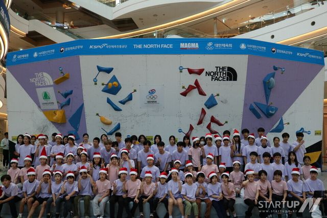 '2024 청소년 스포츠한마당 스포츠클라이밍 대회' 참가 선수 단체사진. (제공= 대한산악연맹)