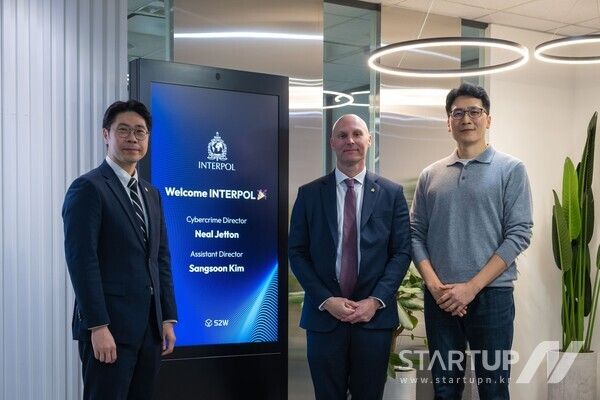 인터폴과 글로벌 민관공조 강화 논의 (왼쪽부터, 인터폴 사이버범죄국 김상순 부국장, 닐 제튼 국장, 서상덕 S2W 대표)