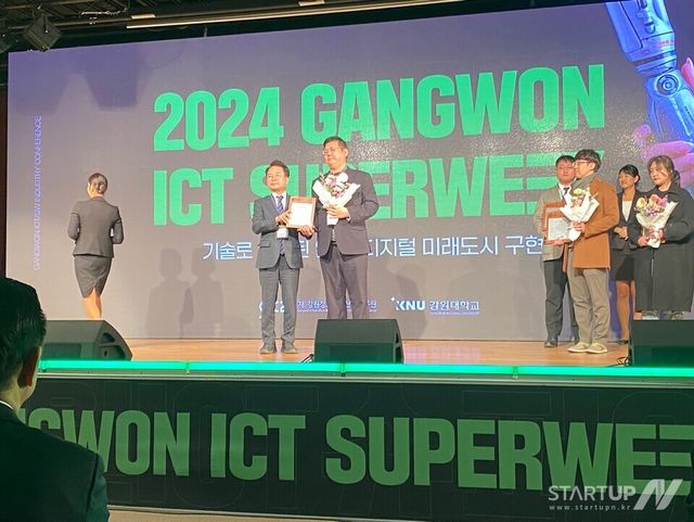 좌 : 춘천시장 육동한, 우측 : 페스티벌온 대표 김재한 (제공=페스티벌온)