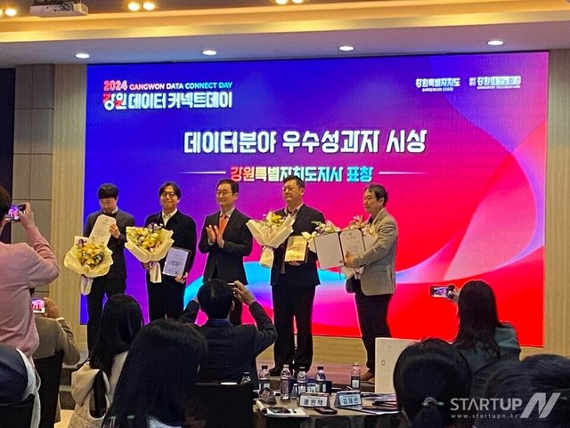 중앙 : 강원특별자치도 경제 부지사 정광렬, 우측에서 두 번째 : 페스티벌온 대표 김재한 (제공=페스티벌온)