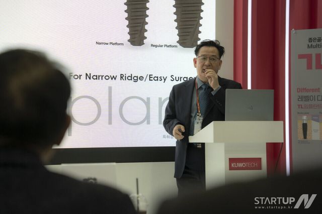 YESDEX 2024 쿠보텍 세미나에서 정철웅 대표이사가 참석자들에게 회사를 소개하고 있다.