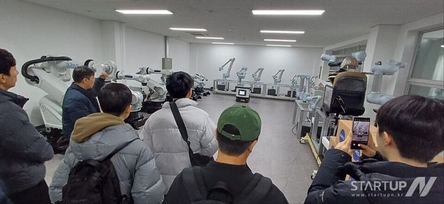 참여학생들이 브릴스 엔지니어와 함께 로봇팔 구동 실습을 진행하고 있다(사진: 한국공학대학교)