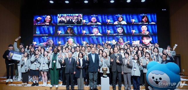 6일 경기도 성남시 코이카 본부에서 개최한 코이카 글로벌 서포터스 위코(WeKO) 6기 성과공유회 ‘2030 Global ODA Awards’에서 참가자들이 단체 기념사진 촬영을 하고 있다