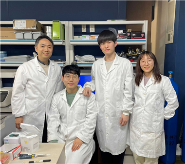 왼쪽에서부터 김진홍 교수 (서울대학교 생명과학부), 조용식 박사 (라이플렉스 사이언스), 육근호 학생 (서울대학교 생명과학부), 김현경 박사 (라이플렉스 사이언스)