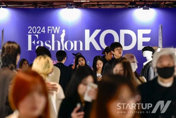 문화체육관광부가 주최하고 한국콘텐츠진흥원과 사단법인 한국패션디자이너연합회가 공동 주관하는 ‘패션코드 2024 F/W’가 지난 3월 21일부터 23일까지 총 3일간 삼성동 코엑스 더플라츠 전시홀에서 개최했다.