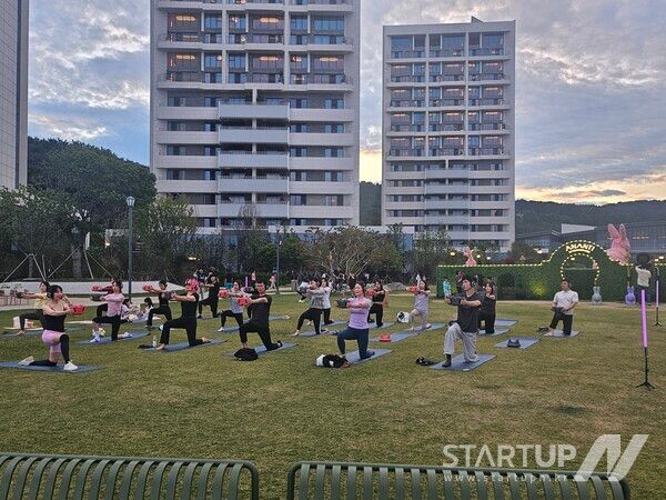 지난 6월 7일, 빌라쥬드에서 사일런트 필라테스를 즐기는 모습