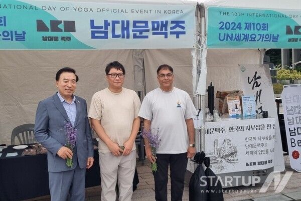 남대문맥주 부스를 방문한&nbsp;대한요가회 천준필 회장, (주)함께 더하다 이재만대표,&nbsp;아미트 쿠마르 주한 인도 대사