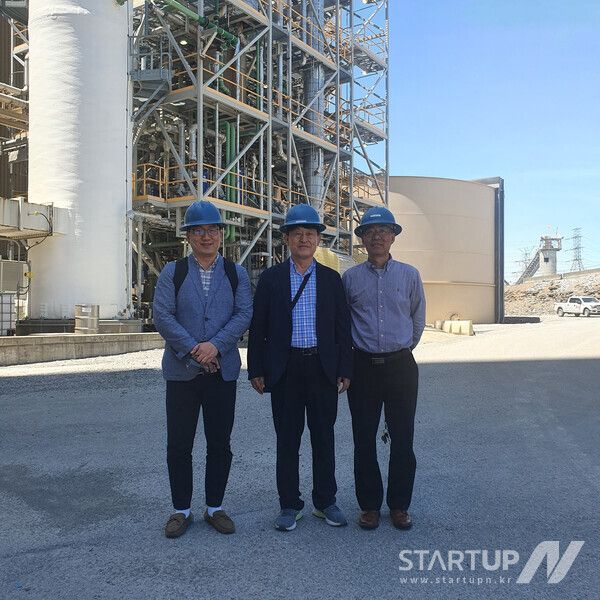 씨이텍 미 켄터키 0.7MW 설비 사진 (왼쪽부터 이윤제 이사, 이광순 대표, 켄터키 대학 Kunlei Liu 교수)