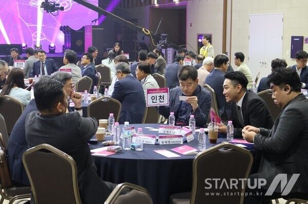 나우로보틱스 이종주 대표(오른쪽 두번째)가 울산전시컨벤션센터에서 개최된 레전드50+ 발대식에 참석해 행사를 기다리고 있다