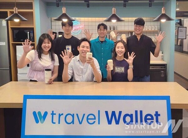 트래블월렛 김형우 대표(아래 왼쪽에서 두 번째)가 지난 3일 트래블월렛 선릉오피스에서 직원들과 함께 '바이바이 플라스틱 챌린지'에 참여하고 있다.