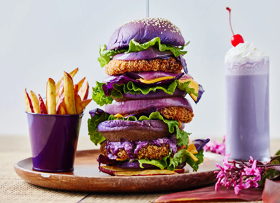 우베 몬스터 버거. (사진제공= 리조나레 괌 한국사무소)