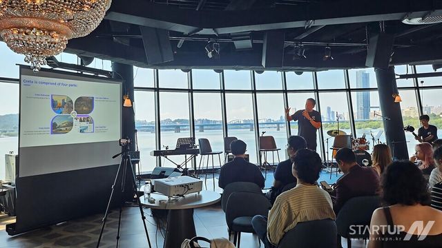 크레타가 지난 4일 서울 세빛둥둥섬에서 열린 ‘Pheromones Day’ 행사에서 발표하고 있다. (제공=크레타)