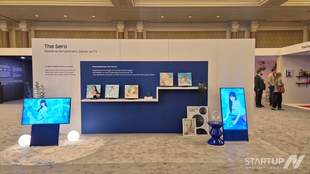 2025 CES 삼성전자 퍼스트룩존에서 바이브러리 서비스를 통해 2024년 K팝 대표적 신예그룹 리센느의 콘텐츠가 시연되고 있다.