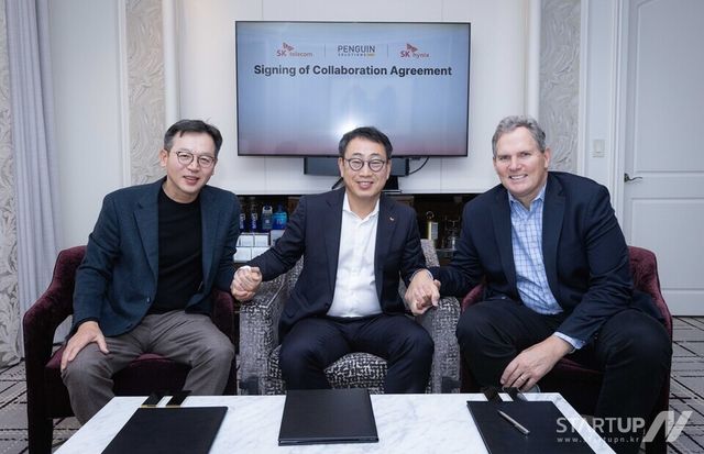 SKT, SK하이닉스, 펭귄 솔루션스 주요 경영진이 CES2025가 열린 미국 라스베이거스에서 ‘AI 데이터센터 솔루션 공동 R&D 및 사업 추진’을 위한 협력 계약을 체결하고, 기념 사진을 촬영하고 있는 모습. 사진 왼쪽부터 김주선 SK하이닉스 AI Infra(인프라) 사장, 유영상 SKT CEO, 마크 아담스(Mark Adams) 펭귄 솔루션스 CEO