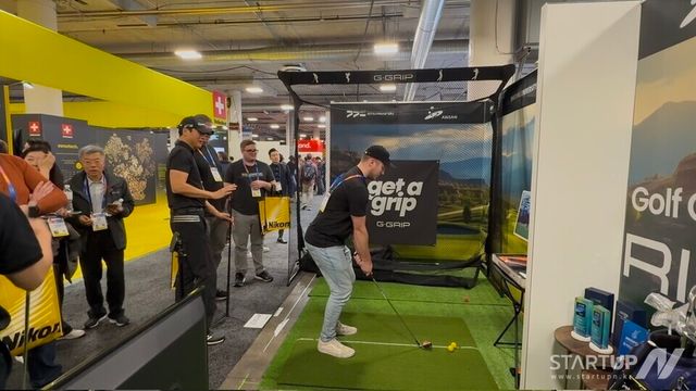 CES&nbsp;2025에&nbsp;참가한&nbsp;에스지랩㈜&nbsp;조에디&nbsp;대표와&nbsp;현지&nbsp;업계&nbsp;관계자의&nbsp;모습&nbsp;