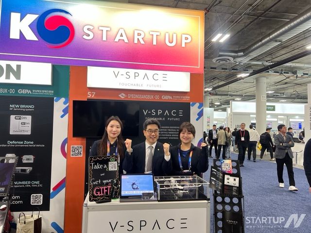 브이스페이스 부스에 방문한 중소벤처기업부 김성섭 차관