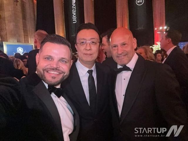 지난 17일 워싱턴에서 크레타 VP 에반 클라센, 블룸테크놀로지 이상윤 대표, 컨센시스 설립자 조셉 루빈이 기념사진을 촬영하고 있다.