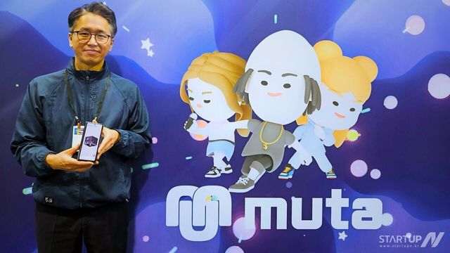 2025 NAMM SHOW 이모션웨이브 부스에서 MUTA 크리에이터 포켓을 소개 중인 장순철 대표