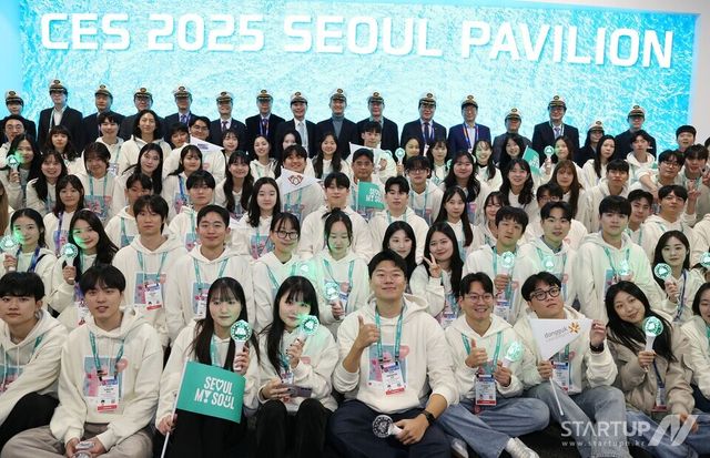 서울시는 7일(화) 오전 미국 라스베가스에서 열린 세계 최대 테크 전시회 CES 2025에 참가, 16개 기관(서울 소재 창업 기관, 대학, 구청)과 함께 '서울통합관'을 조성했다. 서울통합관 조성에 참여한 16개 기관 관계자와 대학생서포터즈가 서울통합관 개관식에서 기념 촬영을 하고 있다.