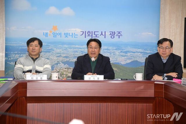 강기정 광주광역시장이 8일 오전 시청 영상회의실에서 열린 CES 2025 광주공동관 온라인 개관식에 참석하여 인사말을 하고 있다. (사진=광주광역시 제공)
