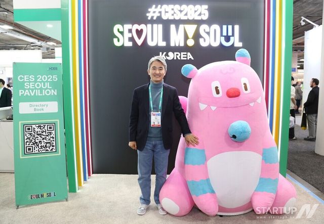 서울시의회 김인제 부의장이 CES 내 스타트업 전문 전시관 유레카파크 (Eureka Park)'에 조성된 '서울통합관'의 개관식에 방문, 전시관을 장식한 서울 공식 마스코트 ‘해치’와 포즈를 취하고 있다.