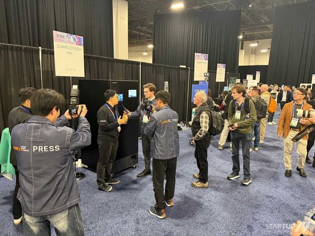 지난 1월 5일(현지시간) 미국 라스베이거스 만달라베이에서 열린 CES 2025 언베일드 행사에서 정원철 카멜로테크 대표가 해외 미디어 관계자에게 카멜레온 시스템에 대해 설명하고 있다.