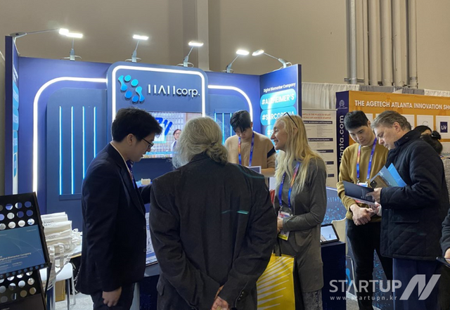하이의 부스를 참가자들이 둘러보고 서비스를 사용중인 모습