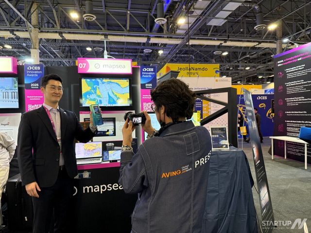 1월 7일부터 미국 라스베이거스에서 열리고 있는 CES 2025에서 김지수 맵시 대표(사진 왼쪽)가 제품을 선보이고 있다.