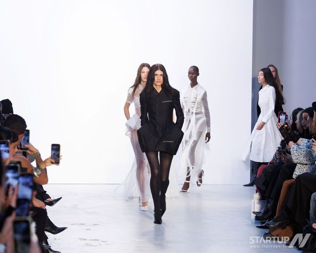 한국콘텐츠진흥원은 지난 9월 29일과 30일 프랑스 파리 팔레 드 도쿄에서 '컨셉코리아 2026 S/S' 를 성황리에 개최했다. (컨셉코리아 2026 S/S ‘김해김’ 런웨이)