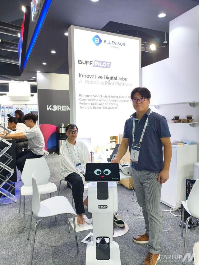 블루바이저시스템즈 AI 로봇 ‘버프파일럿’과 황용국 대표