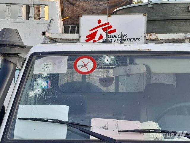 지난 3월 아이티 포르토프랭스의 투르고 응급 센터에서 대피하던 중 총에 맞은 국경없는의사회 차량 4대 중 1대 (사진=국경없는의사회)