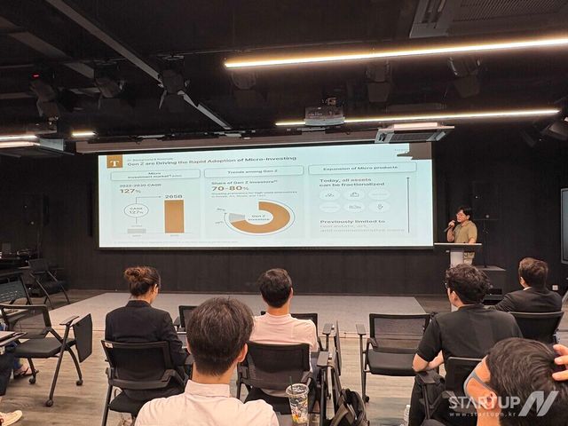 트레져러 COO 김윤배 이사가 태국에서 열린 ‘2025 서울창업허브 공덕 글로벌 진출 프로그램’에서 자사의 AI 금융 분석 플랫폼을 소개하고 있다