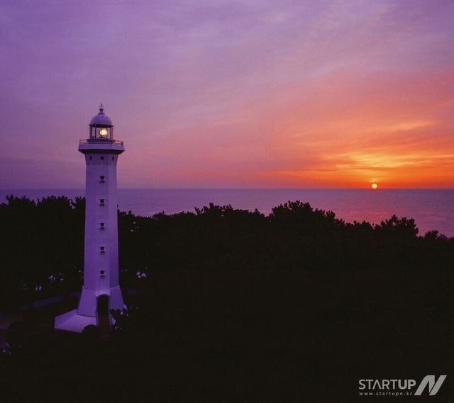 울산 울기등대와 저녁노을. (제공= 한국항로표지기술원)