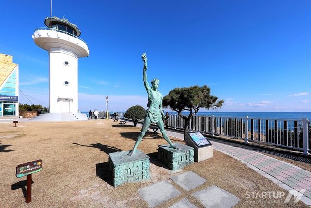 울산 간절곶등대와 등대 주변 조형작품. (제공= 한국항로표지기술원)