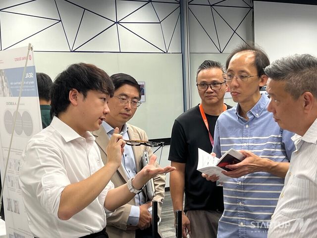 레티널의 노지원 사업개발리드(왼쪽 첫번째)가 스마트글라스 솔루션 기술 시연을 하고 있다