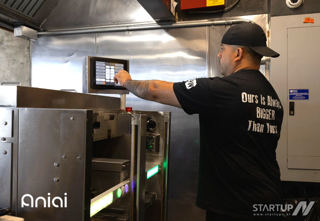 미국 TFS 버거 매장 직원이 ‘알파 그릴’로 패티를 조리하는 모습