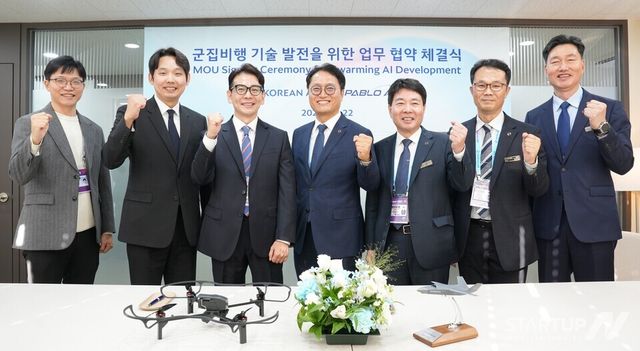 (왼쪽부터) 김영준 파블로항공 의장, 이원찬 파블로항공 대표, 김경남 대한항공 항공기술연구원 원장, 임진규 항공우주사업 대표가 22일 ADEX 대한항공 부스에서 진행된 ‘기술협력 양해각서 체결식’에서 기념촬영을 하고 있다.