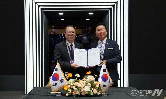 이정모 파블로항공 대표(왼쪽)와 박문영 방산사업총괄(오른쪽)이 22일 ADEX 휴니드 부스에서 진행된 ‘기술협력 양해각서 서명 행사’에서 기념촬영을 하고 있다.