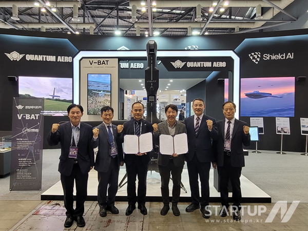 ‘2025 서울 국제 항공우주 및 방위산업 전시회(ADEX)’에서 퀀텀에어로와 전자신문 관계자가 업무협약 체결 후 기념촬영을 하고 있다