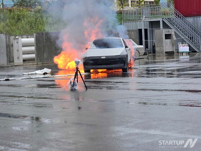 '배터리 직접 관통' 전기차 화재 진압 신기술, 실차 시험 성공…소방 난제 해결의 실마리 찾나