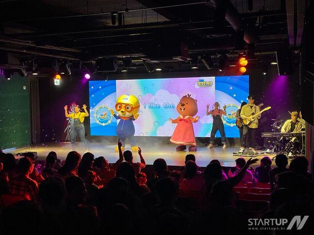 전국 뽀로로파크에서 열리는 '라이브 싱어롱쇼'의 한 장면. 화려한 마술쇼까지 더해져 인기가 많다. (사진 제공 = 뽀롱뽀롱 뽀로로)