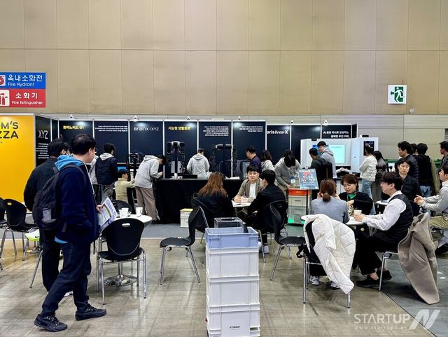 엑스와이지, 로보월드 2025서 브레인X 기반 차세대 서비스·리테일 로봇 공개