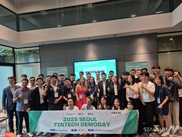 11일(화) 열린 ‘서울 핀테크 데모데이’에서 참석자들이 기념촬영을 하고 있다.