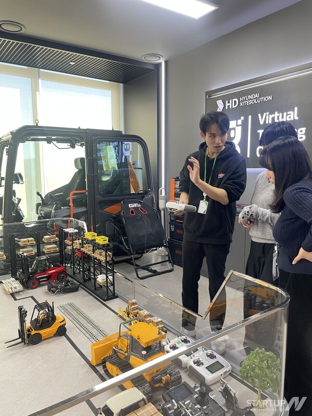 버츄얼트레이닝 센터에서 굴착기와 지게차 체험을 하고 있다.