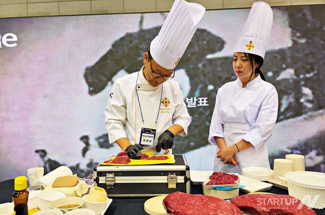 제주도 1호 '조리기능장' 문동일 셰프가 '제주흑우'로 육사시미·육회 시연을 하고 있는 모습