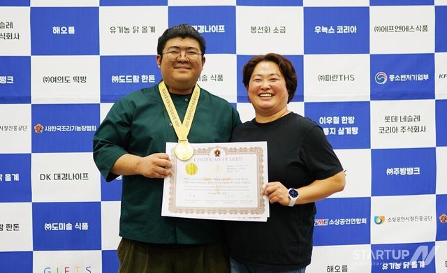  '2025 코리아 마스터셰프 챔피언십' 외식창작요리 부분 금메달을 수상한 '순수한둠비' 김준우 점장과 김수열 대표가 기념촬영을 하고 있는 모습