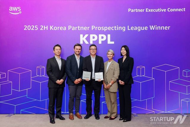왼쪽부터 허정열 AWS 코리아 파트너 사업 총괄, 크리스 케이시(Chris Casey) AWS 아시아·태평양 및 일본(APJ) 파트너십 총괄, 장진환 스마일샤크 대표, 코리 브리스코(Corrie Briscoe) AWS 아시아·태평양 및 일본(APJ) 파트너 코어 총괄, 방희란 AWS 한국 파트너 세일즈 총괄