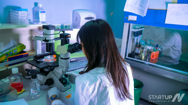 재인알앤피 연구원이 비소세포폐암 치료용 데커신 유도체 화합물 연구실에서 실험을 진행하고 있다.