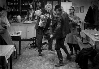 ‘사탄탱고’의 한 장면